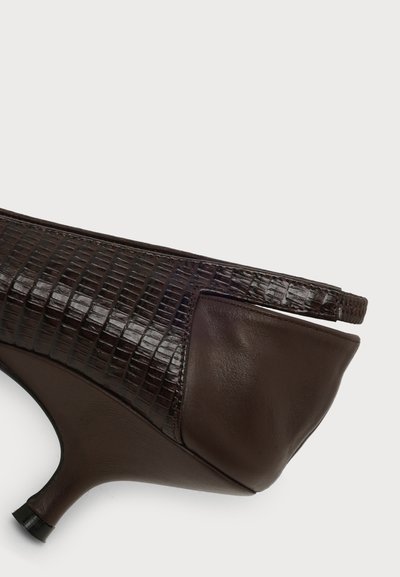 Chaussure slingback en cuir brun foncé avec petit talon kitten et texture embossée crocodile sur la partie supérieure.