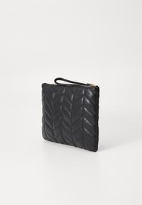 Černá kožená kabelka přes rameno s prošívaným vzorem rybí kosti, vybavená zipovým uzávěrem a zápěstním popruhem. Hladký povrch, minimální akcenty.