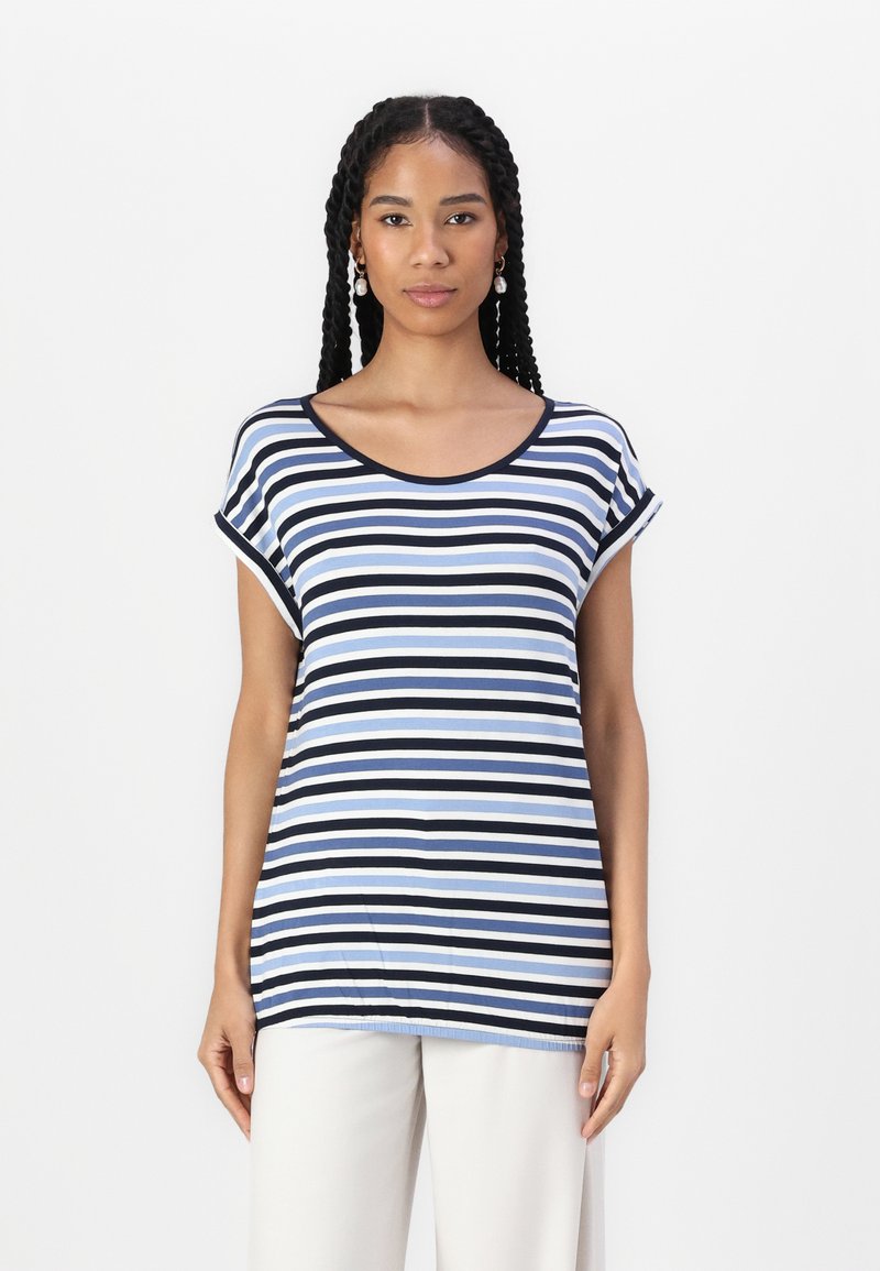 Gestreepte T-shirt in marineblauw, lichtblauw en wit. Zachte stof, relaxte pasvorm, ronde halslijn en opgerolde mouwen. Geen zichtbare patronen of versieringen.