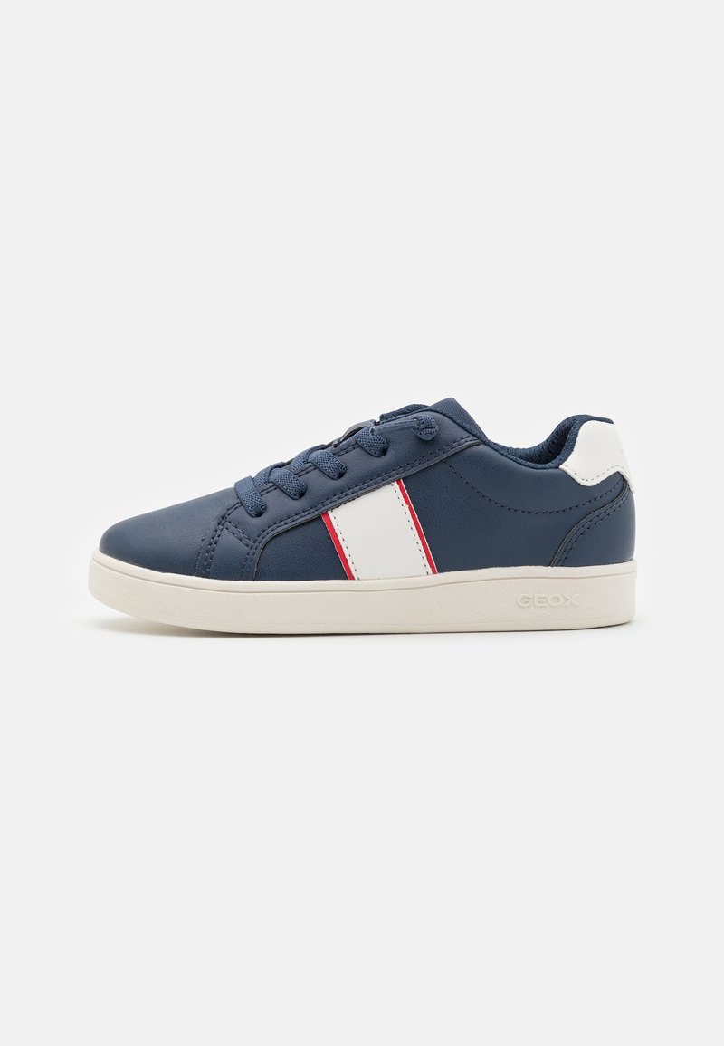 Sneaker blu navy con dettagli bianchi e rossi. Realizzato in materiale sintetico liscio, presenta lacci, punta rotonda e suola in gomma bianca.