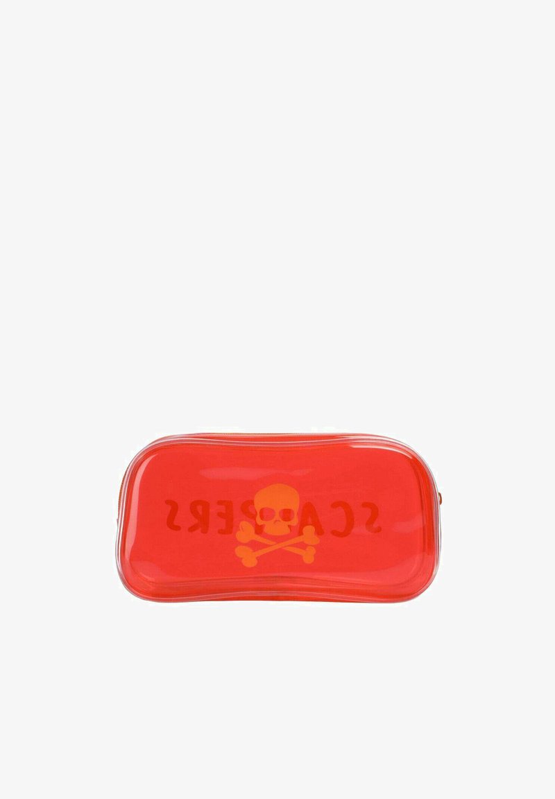 Trousse rouge translucide avec un motif de crâne et os croisés et le texte inversé "SCAPERS" sur le devant.