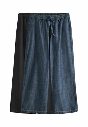 Dva páry šortek: jedny černé, jedny z tmavého denimu. Oba mají elastický pás s šňůrkou. Hladká textura a neformální design.