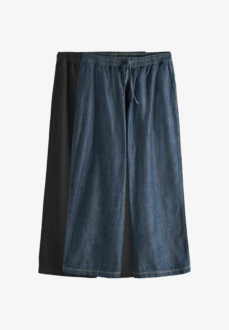 Zwei Paar Shorts: eine schwarz, eine aus dunklem Denim. Beide verfügen über einen elastischen Bund mit Zugband. Glatte Textur und lässiges Design.