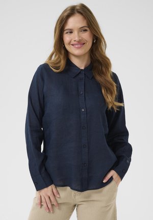Camicia blu navy a maniche lunghe con bottoni in un tessuto leggero, dotata di colletto e con una trama sottile, caratterizzata da bottoni e polsini coordinati.