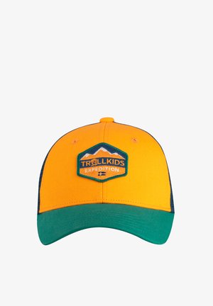 Gorra de béisbol naranja y verde con un parche que dice "Trollkids Expedition" con gráficos de montañas y una pequeña bandera.