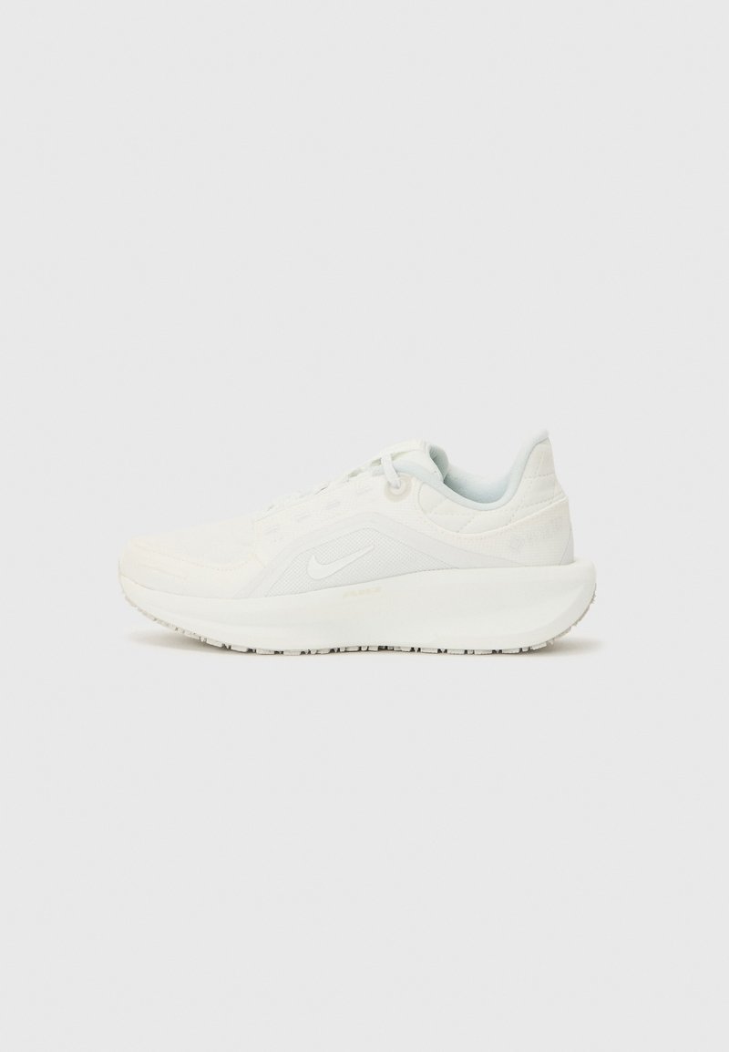 Scarpe da ginnastica bianche con tomaia texture, collo imbottito e chiusura con lacci. Presentano una suola curva e un logo discreto sul lato.