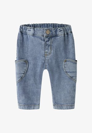 Pantalon en jean bleu clair pour tout-petit avec taille élastique, fermeture par bouton et deux poches latérales arrondies.