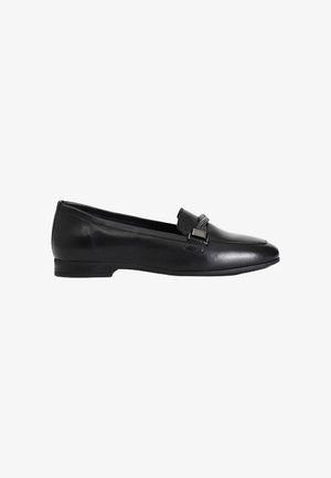 Sorte læder loafers med lav hæl, spids tå og en dekorativ metalspænde på forsiden. Glat tekstur, minimalistisk design.