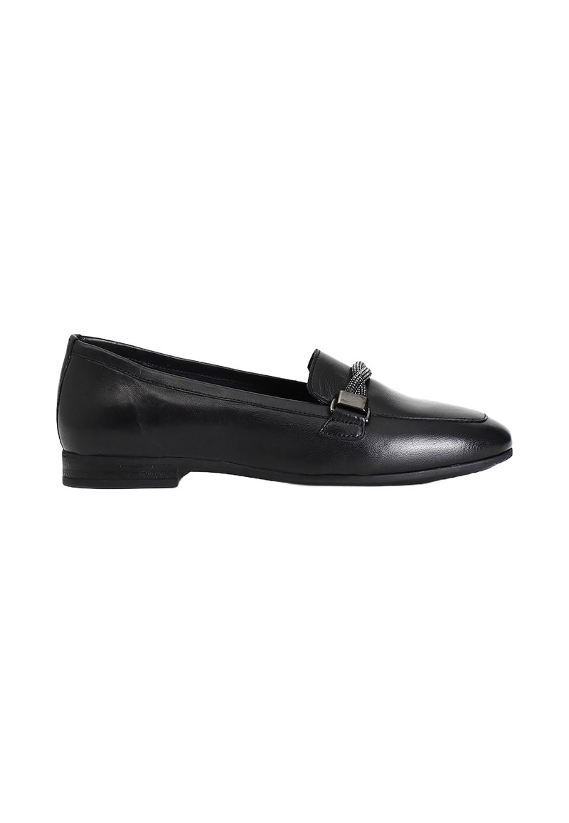 Svarta läderloafers med låg klack, spetsig tå och en dekorativ metallspänne på framsidan. Slät textur, minimalistisk design.