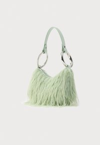 Zielona torebka z futerka syntetycznego o miękkiej teksturze, z minimalistycznym designem i dużym srebrnym okrągłym detalem metalowym. Pasek z tego samego materiału.