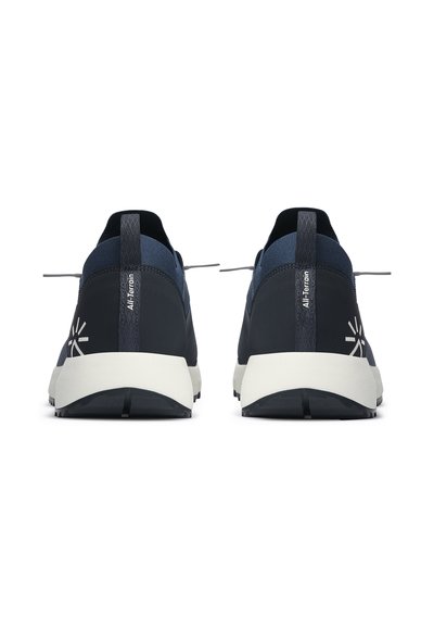 Námořnické modré sportovní boty s šedými akcenty, texturovaný textilní svršek, zes ílená pata a gumová podrážka. Výrazné logo na patě.