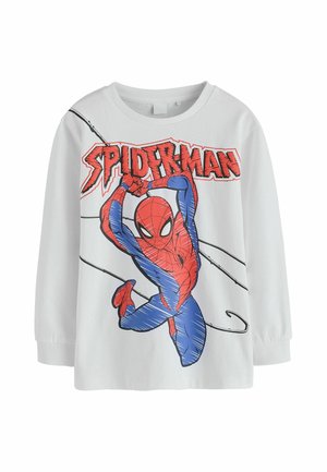 Wit shirt met lange mouwen met Spiderman-afbeelding die zich aan een web slingert en vetgedrukte rode Spiderman-tekst boven de figuur.