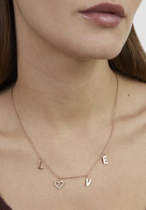 Collier en or rose avec les lettres "L", "V", "E" et un pendentif en forme de cœur orné de strass clairs. Design de chaîne délicate.
