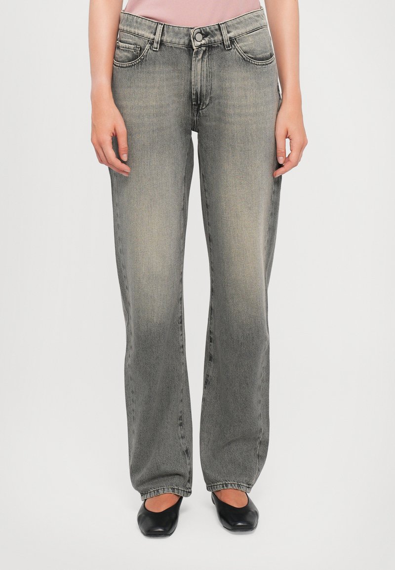 Jeans de denim gris con un diseño de pierna recta, cinco bolsillos y un cierre de botón. Presenta una textura desgastada y un sutil detalle en las costuras.