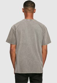 MJ Gonzales WAVE V.1 X ACID WASHED HEAVY - T-shirts med print - asphalt