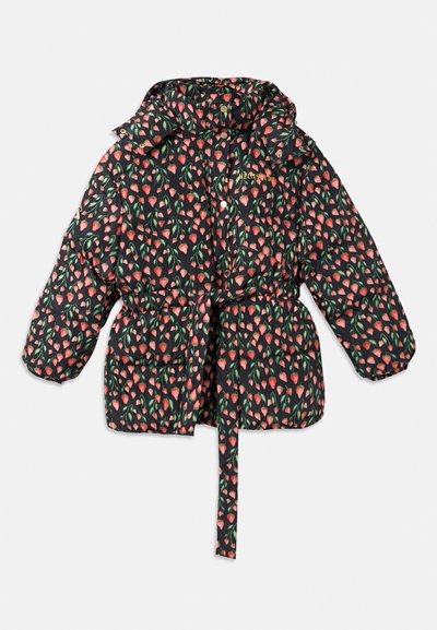 Casaco acolchoado em preto com um padrão floral de flores vermelhas e folhas verdes, apresentando uma cintura ajustada, dois bolsos frontais e um capuz.