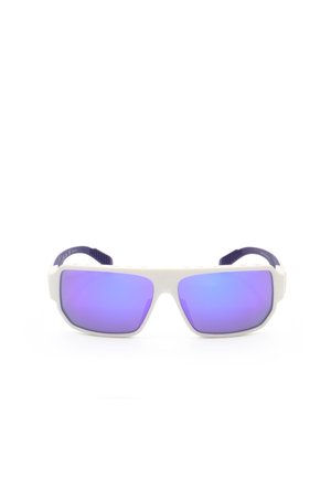 Occhiali da sole sportivi con montatura bianca e lenti riflettenti viola-blu, con aste testurizzate blu scuro.