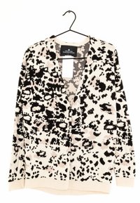 Gehaakte cardigan in crème met een zwart en beige luipaardprint, voorzien van een V-hals, lange mouwen en zijsplitten aan de zoom.