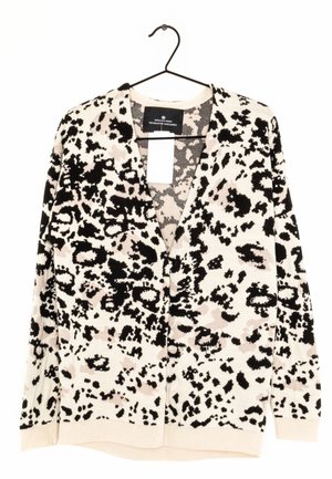 Cardigan tricoté en crème avec un imprimé léopard noir et beige, présentant un col en V, des manches longues et des fentes sur les côtés en bas.