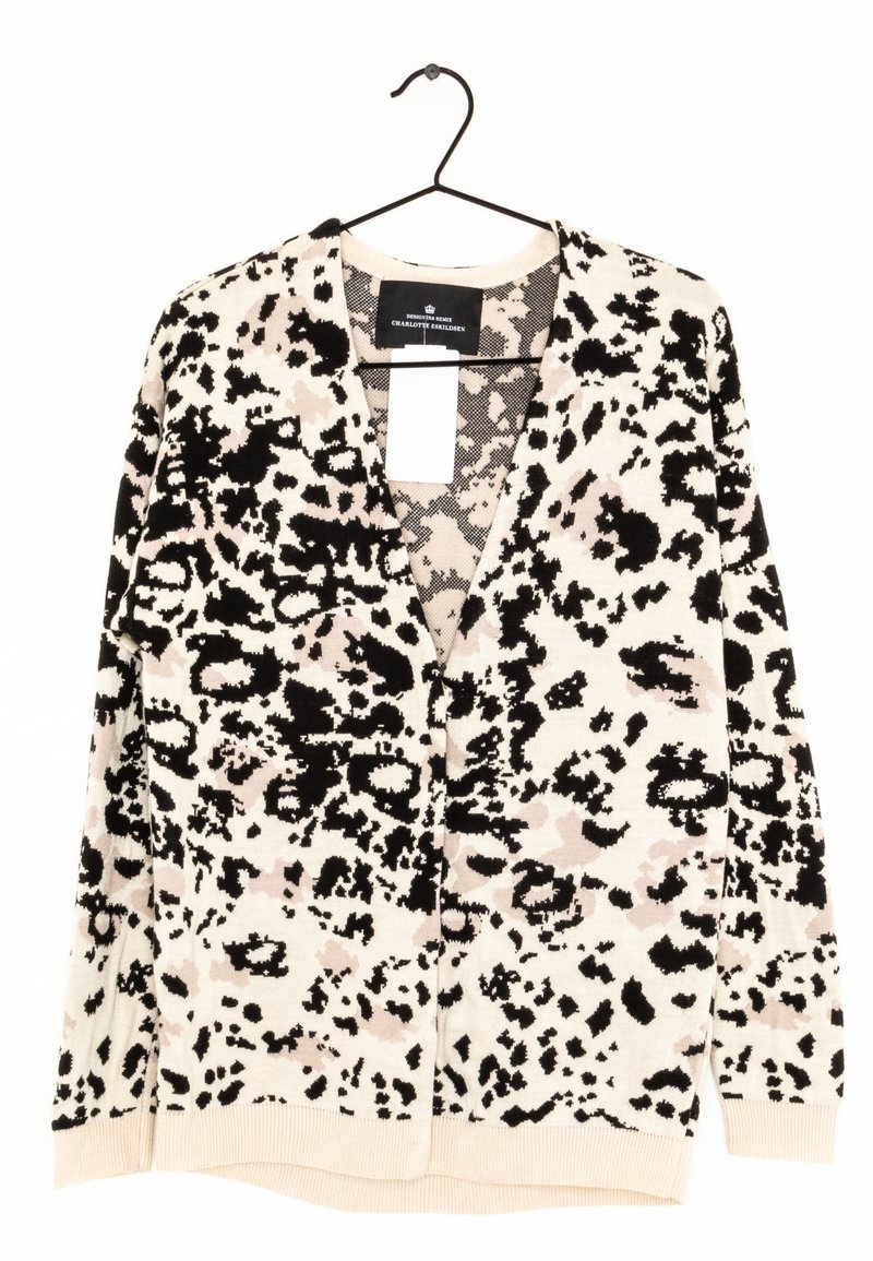 Gehaakte cardigan in crème met een zwart en beige luipaardprint, voorzien van een V-hals, lange mouwen en zijsplitten aan de zoom.