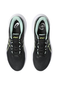 Svarta träningsskor med ovandel i mesh, med gröna och gula accenter, vita sulor och svarta snören. Designen inkluderar en ASICS-logotyp.