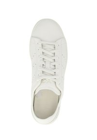 Sneaker bianca realizzata in pelle liscia, con punta rotonda, lacci piatti e piccoli fori di ventilazione sui lati per la traspirabilità.