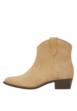 Bottine en daim beige avec petit talon empilé, languette de tirage et coutures décoratives, style inspiré de l’Ouest.