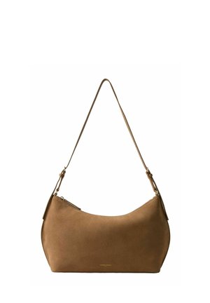 Bolso de hombro de ante marrón con una sola correa, cremallera superior curva y pequeño detalle de logo dorado en el centro delantero.