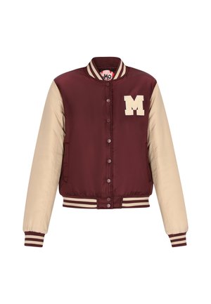 Burgundi színű sportdzseki bézs ujjakkal, bordás gallérral és csíkozott mandzsettákkal. A mellkasán egy nagy krémszínű "M" betű található.