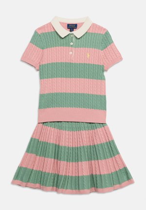 Zestaw składający się z polo z krótkim rękawem w warkoczowy splot i plisowanej spódnicy, z szerokimi różowymi i zielonymi poziomymi paskami, białym kołnierzem i guzikami.