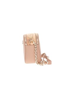Borsa strutturata di un rosa chiaro con parte superiore a motivo mappa e finiture dorate. Presenta una tracolla a catena e chiusura con zip.