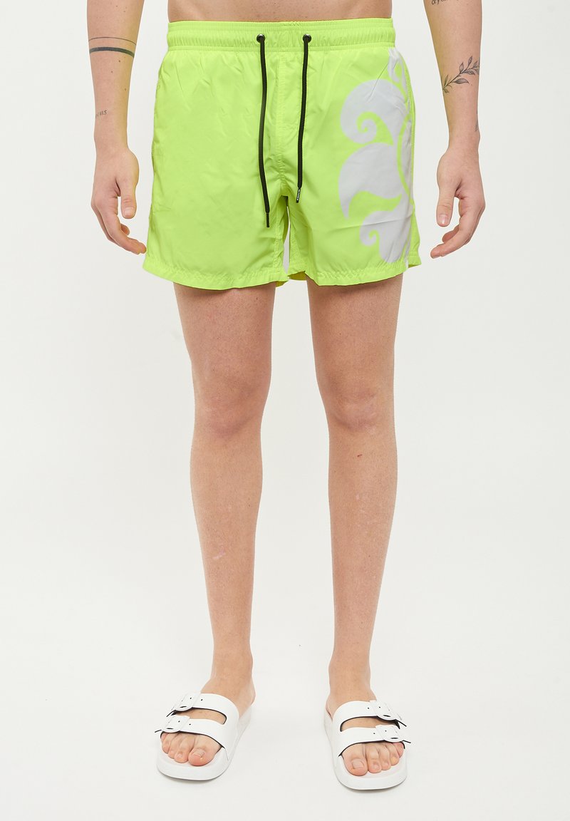 Costume da bagno verde lime realizzato in tessuto leggero, con un design astratto bianco, vita elasticizzata con cordino nero e tasche laterali.