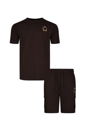 Musta lyhythihainen t-paita ja siihen sopiva nyörillä kiristettävä shortsiasu, jossa pieni kullalla kirjailtu vaakuna rinnassa ja reidessä.