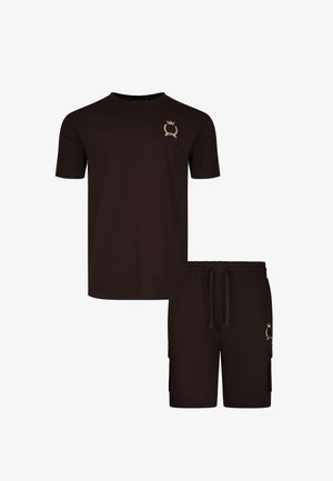 Musta lyhythihainen t-paita ja siihen sopiva nyörillä kiristettävä shortsiasu, jossa pieni kullalla kirjailtu vaakuna rinnassa ja reidessä.