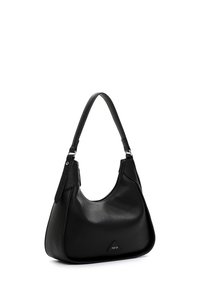 Borsa a mano in pelle nera con superficie liscia e texture, forma curvata, tracolla regolabile e dettaglio logo sottile nella parte inferiore.