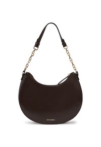 Sac à main en cuir marron en forme de croissant, avec une bandoulière en chaîne dorée et une fermeture éclair. Logo embossé à l'avant. Texture lisse.