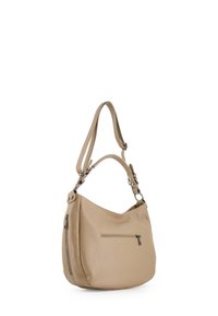 Sac à épaule en cuir beige avec une finition texturée, une seule sangle réglable et une poche zippée à l'avant. Présente des accents matériels minimalistes.