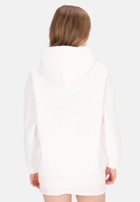 Fehér kapucnis pulóver hosszú ujjakkal, puha anyaggal és kényelmes szabással. Elején kenguruzsebbel és bordázott mandzsettákkal.