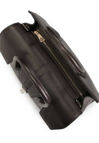 Borsa a tracolla in pelle marrone scuro con texture, dotata di doppi manici, chiusura a zip e tasca interna. Accentata da dettagli in oro.