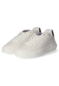 Białe skórzane sneakersy z teksturowaną gumową podeszwą, zaokrąglonym noskiem i sznurowanym zapięciem. Posiadają subtelnie tłoczone logo oraz fioletową podszewkę.