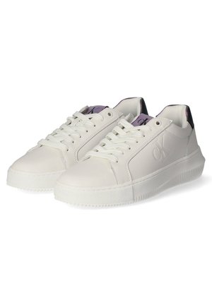 Weiße Ledersneaker mit einer strukturierten Gummisohle, abgerundetem Zehenbereich und Schnürdesign. Verfügt über ein dezent geprägtes Logo und eine lila Innenfutter.