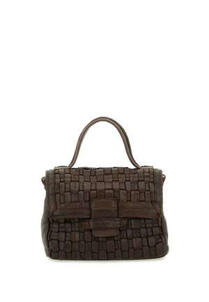 Borsa a mano in pelle intrecciata marrone scuro con manico superiore e chiusura a patta frontale, mostrata su sfondo bianco semplice.