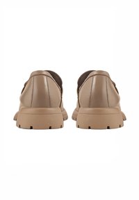 Beige leren schoenen met een lage profiel, ronde neus en gestructureerde bruine accenten. Heeft rubberen zolen met een geribbel patroon voor grip.