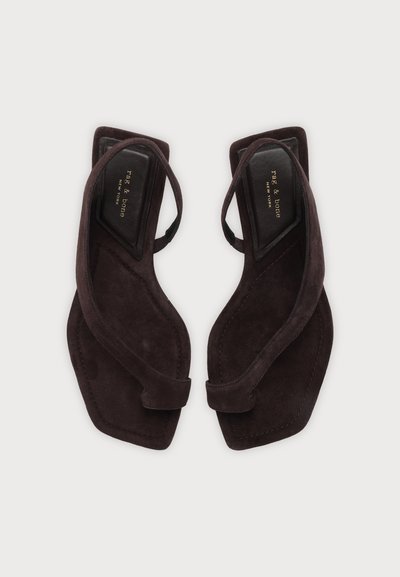 Paire de sandales en daim marron foncé à bout carré, avec une large bride avant et une fine bride à la cheville, étiquetées rag & bone New York.
