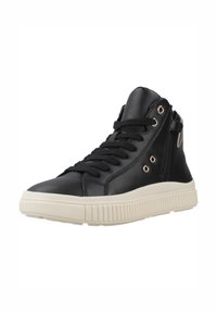 Zapatillas altas negras con parte superior de cuero suave, cierre con cordones, cremallera lateral y suela de goma texturizada en color crema. Ojales dorados realzan el diseño.