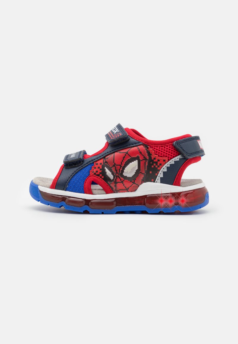 Rød og marineblå sandal med Spiderman-design, justerbare stropper, mesh-overdel og lysende sål med et blåt og rødt mønster.