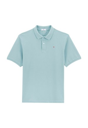 Polo bleu clair à manches courtes avec deux boutons et un petit logo circulaire sur le côté gauche de la poitrine.