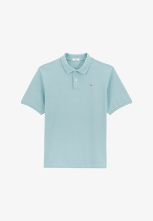 Lichtblauw polohemd met korte mouwen, twee knopen en een kleine ronde logo op de linkerborst.