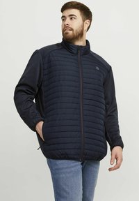 Herre navy isoleret jakke med quiltede frontpaneler, glatte ærmer, høj krave, frontlynlås og sidelommer.