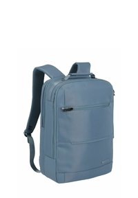 Mochila de tela azul con textura, correas ajustables, bolsillo frontal con cremallera y asa superior. Forma rectangular con detalles de superficie suave.